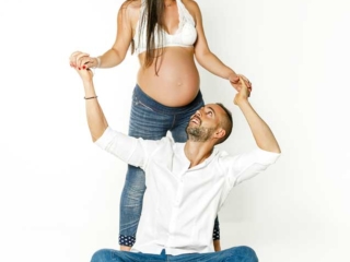 Foto original de embarazada en vaqueros con su pareja