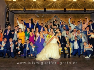 Fotografia de amigos, con los novios en el salon de bodas Luxor de Jodar
