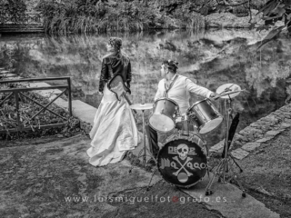 Fotos de boda de novios metaleros con guitarra electrica y bateria