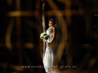 La novia mirando su ramo en su habitaci&oacute;n saliendo para la ceremonia