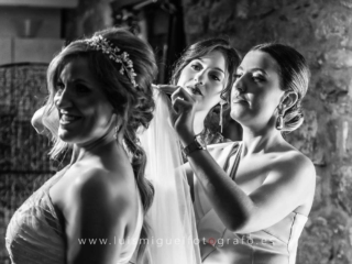 Las hermanas de la novia le colocan el velo antes de marchar a la boda Las hermanas de la novia le colocan el velo antes de marchar a la boda