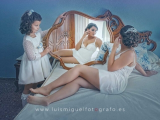 Nina de arras sujeta el espejo a una novia de Andujar