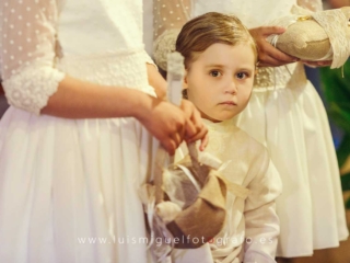 Nino de arras en la iglesia durante la boda