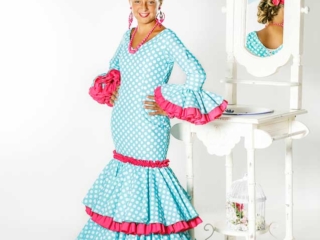 Niña con traje de flamenca