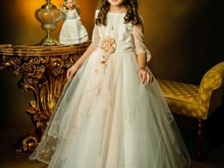 Ni&ntilde;a de comuni&oacute;n con mu&ntilde;eca 