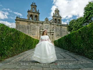 Ni&ntilde;a de comuni&oacute;n coon vestido elegante en &Uacute;beda