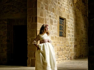 Ni&ntilde;a de comuni&oacute;n en el claustro de la bas&iacute;lica