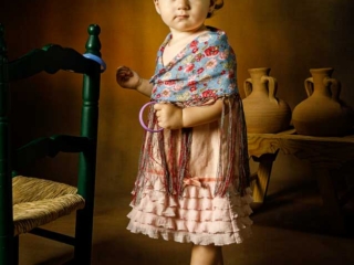 Ni&ntilde;a peque&ntilde;a con mant&oacute;n de manila