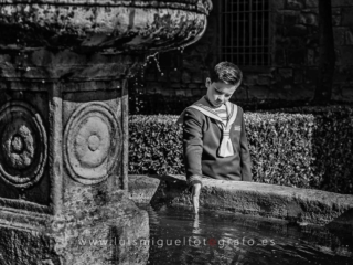 Ni&ntilde;o de comuni&oacute;n jugando con el agua