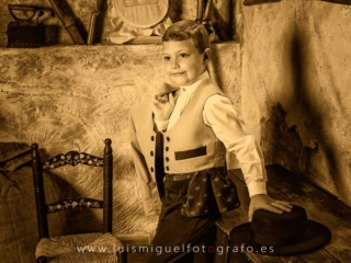 Ni&ntilde;o vestido de corto con sombrero
