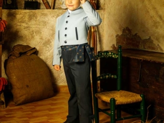 Ni&ntilde;o vestido de corto con sombrero