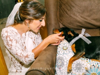 Novia acariciando carinosamente a su perro antes de partir hacia su boda