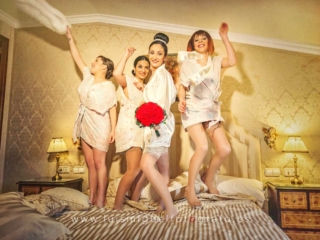 Novia con damas de honor saltando en la cama Novia con damas de honor saltando en la cama