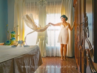 Novia de Andujar en lenceria, juega con su bata de seda