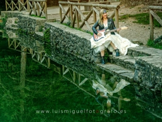 Novia de boda rockera con vestido y guitarra electrica