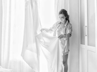 Novia de solera Jaen, observando su vestido de novia antes de ponerselo