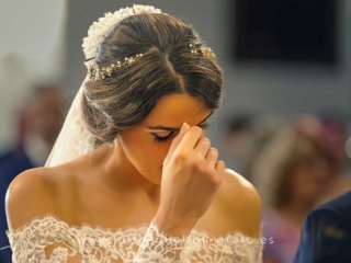 Novia emocionada durante su boda en la iglesia