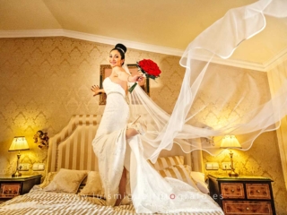 Novia en la habitaci&oacute;n del hotel antes de la boda
