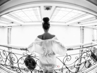 Novia en lencer&iacute;a antes de vestirse en el hotel