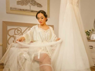 Novia mirando su vestido antes de vestirse