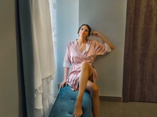 Novia pensativa en bata de seda, antes de su boda en cabra del Santo Cristo