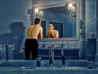 Novio-afeitandose-antes-de-vestirse-para-ir-a-su-boda