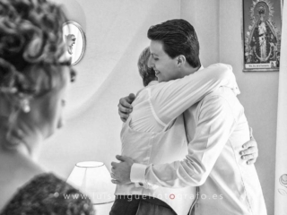 Novio con colonia regalada por la novia