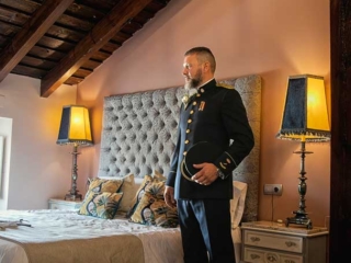 Novio-con-uniforme-de-polic&iacute;a-antes-de-ir-a-su-boda
