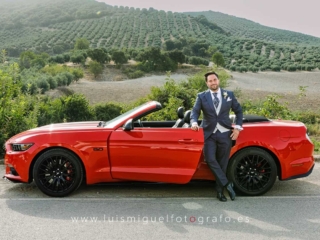Novio-de-Granada-en-el-coche-nupcial-Mustang
