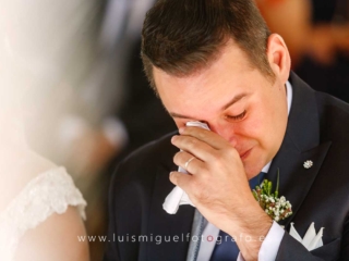 Novio emocionado durante la ceremonia de su boda