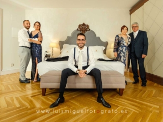 Novio-en-el-hotel-palacio-de-ubeda-posando-con-su-familia