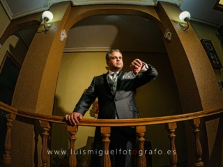 Novio esperando la hora de la boda