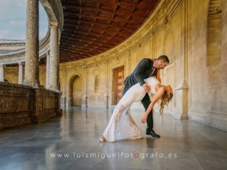 Novios bailando en el palacio de carlos v de la alhambra