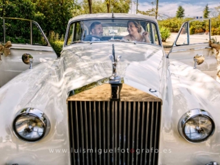Novios felices en el Rolls Royce nupcial en el HO Ciudad de Jaen