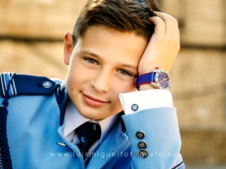Retrato elegante de ni&ntilde;o de comuni&oacute;n
