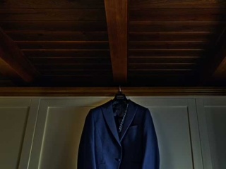 Traje del novio colgado antes de la boda