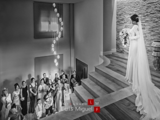 Amigas ,familiares e invitados a la boda se emocionan al ver aparecer a la novia Amigas ,familiares e invitados a la boda se emocionan al ver aparecer a la novia