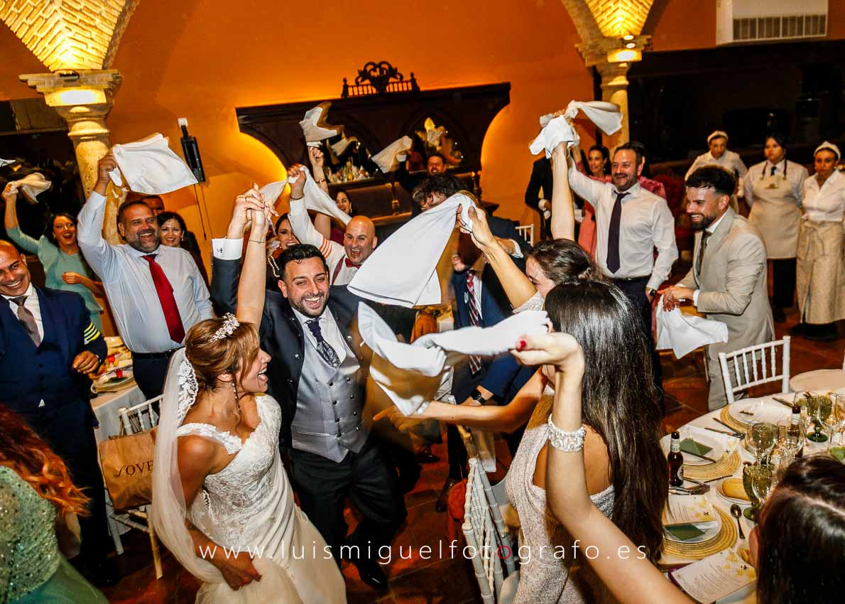 Invitados y novios bailando con servilletas en el banquete de La Manzana de Adán