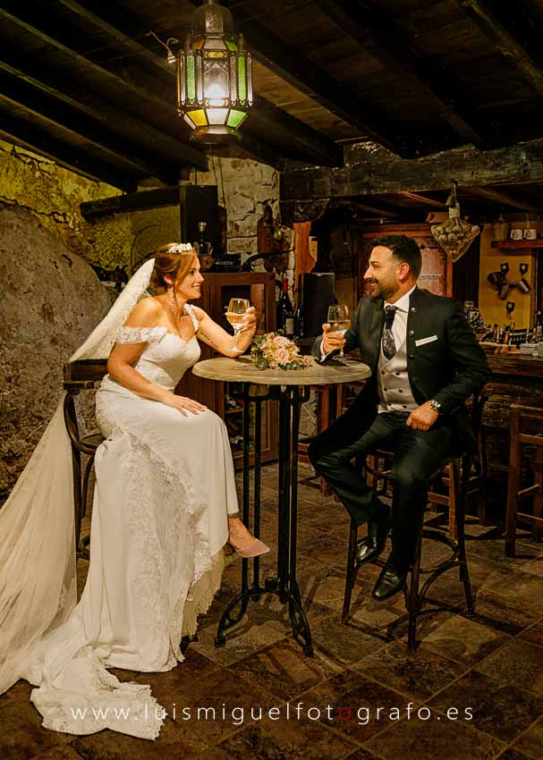 Pareja de boda brindando en la bodega rústica de Cortijo el Brujuelo