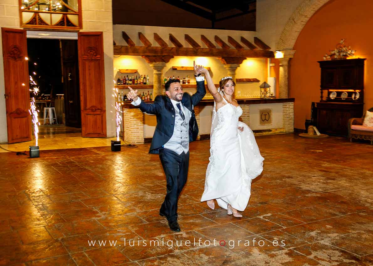 Entrada triunfal de Nino y María José con fuegos fríos al salón de Cortijo el Brujuelo