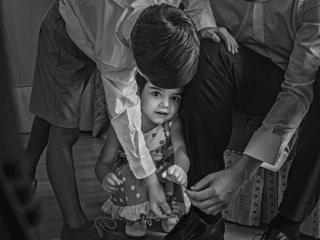 foto de boda con ni&ntilde;os sobrinos del novio ayudandole a vestirse