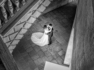 foto de boda con novios abrazados en la alhambra