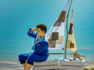 foto de comunion de marinero con barco