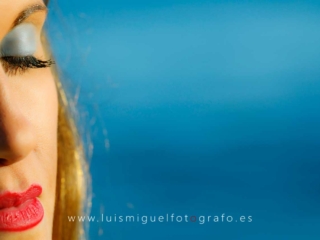 foto de postboda con novia en primer plano sobre el azul del mar