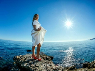 foto de postboda con novia sobre el horizonte azul del mar