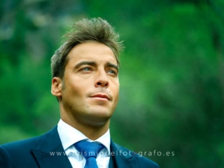 foto de postboda con novio en la sierra en primer plano