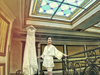 La novia preparando su vestido para su gran día, a pocos minutos de su boda La novia preparando su vestido para su gran día, a pocos minutos de su boda