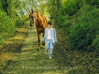 nino-de-comunion-con-caballo