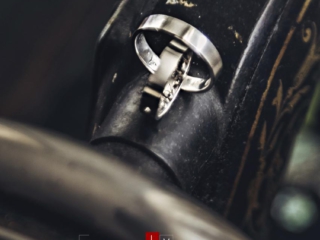 Detalle de los anillos de boda sobre una máquina vintage Detalle de los anillos de boda sobre una máquina vintage