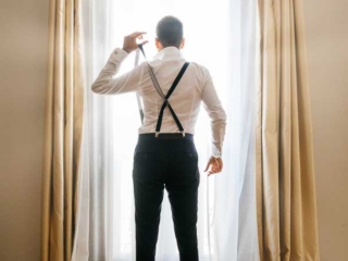 novio-colocandose-los tirantes-antes-de-su-boda